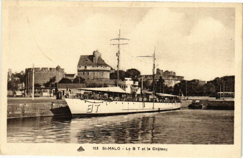 Carte postale ancienne Saint-Malo - Le B T et le Chateau à Saint-Malo