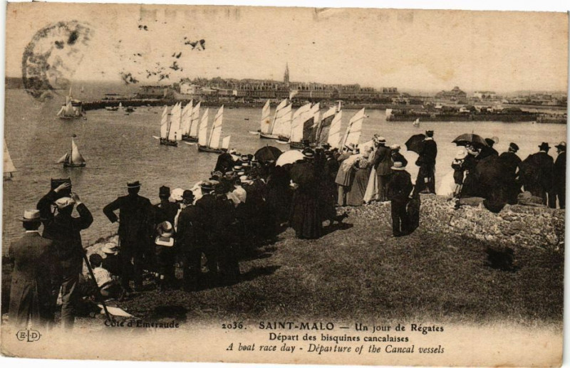 Carte postale ancienne Saint-Malo - Un jour de Régates - Départ des bisquines cancalaises à Saint-Malo