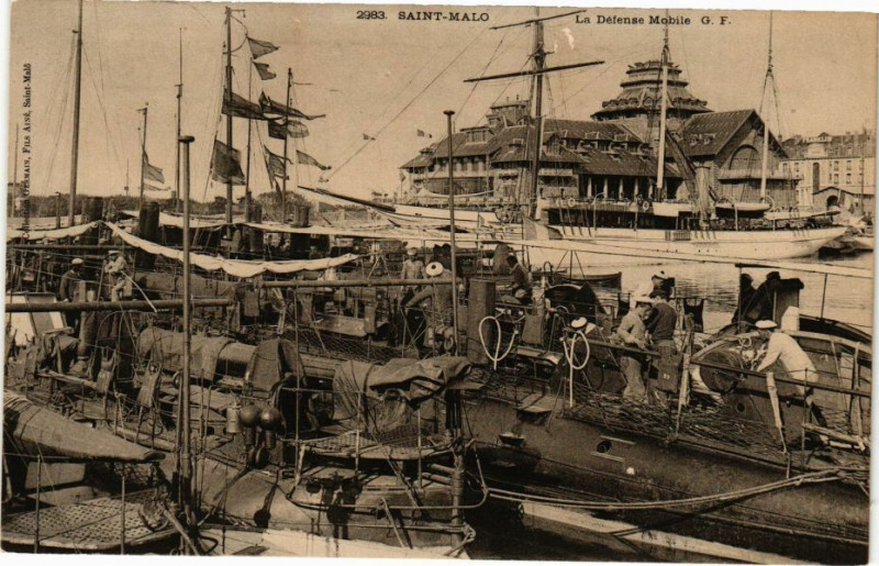 Carte postale ancienne Saint-Malo - La Défense Mobile à Saint-Malo