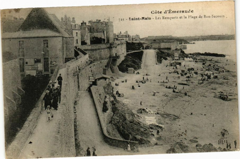 Carte postale ancienne Cote d'Emaraude - Saint-Malo - Le Remparts et la Plage de Bon-Secours à Saint-Malo