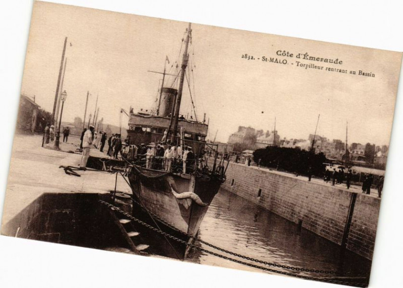 Carte postale ancienne Cote d'Emaraude - Saint-Malo - Torpilleur reutrant au Bassin à Saint-Malo