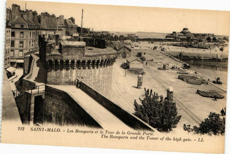 Carte postale ancienne Saint-Malo - Les Remparts et la Tour de la Grande Porte-The Remparts à Saint-Malo