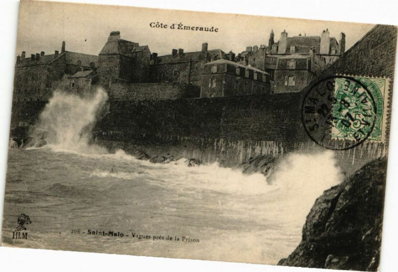 Carte postale ancienne Cote d'emeraude - Saint-Malo - Vagues prés de la Prison à Saint-Malo