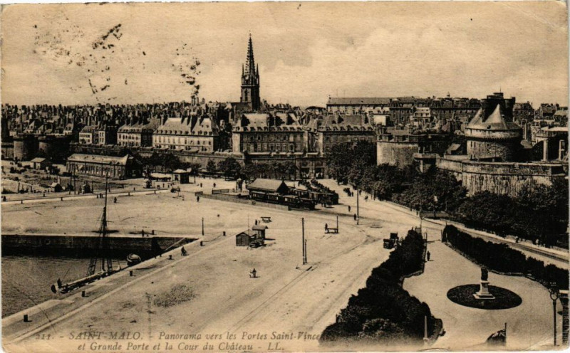 Carte postale ancienne Saint-Malo - Panorama vers les Portes Saint-Vincent et Grande à Saint-Malo