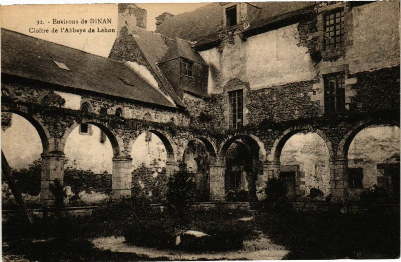 Carte postale ancienne Dinan - Cloitre de l'Abbaye de Léhon à Dinan