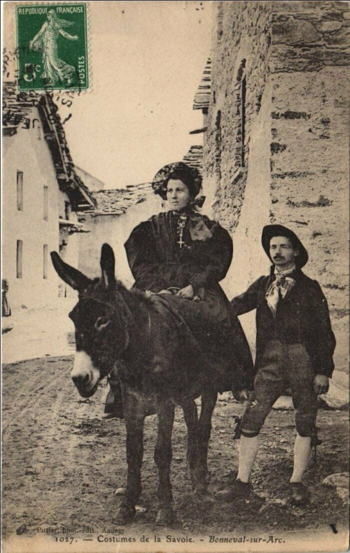Carte postale ancienne Bonneval-sur-Arc Costumes de la Savoie - Types à Bonneval-sur-Arc