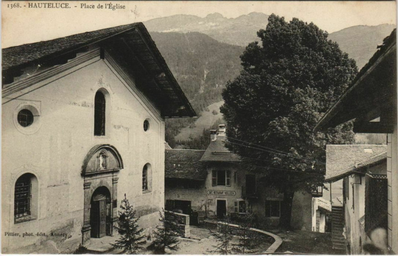 Carte postale ancienne Hauteluce Place de l'Eglise à Hauteluce