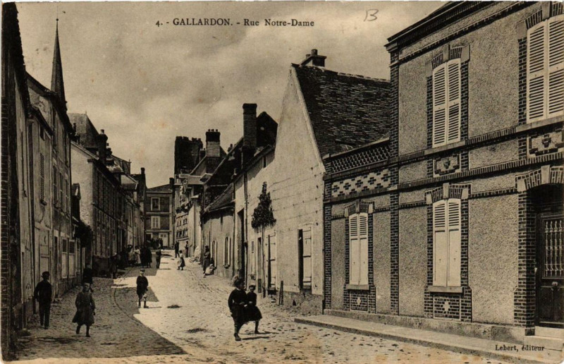 Carte postale ancienne Gallardon - Rue Notre Dame à Gallardon