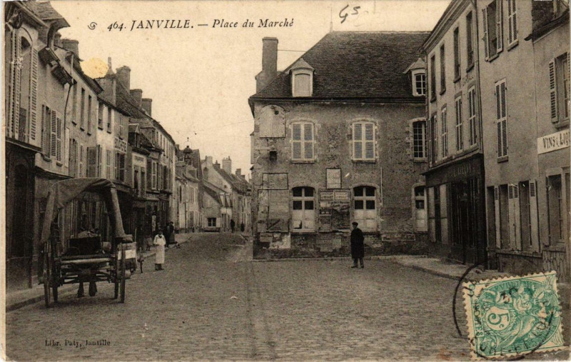 Carte postale ancienne Janville - Place du Marché