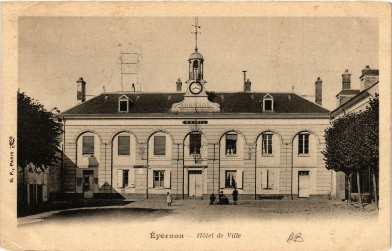Carte postale ancienne Epernon - Hotel de Ville à Épernon