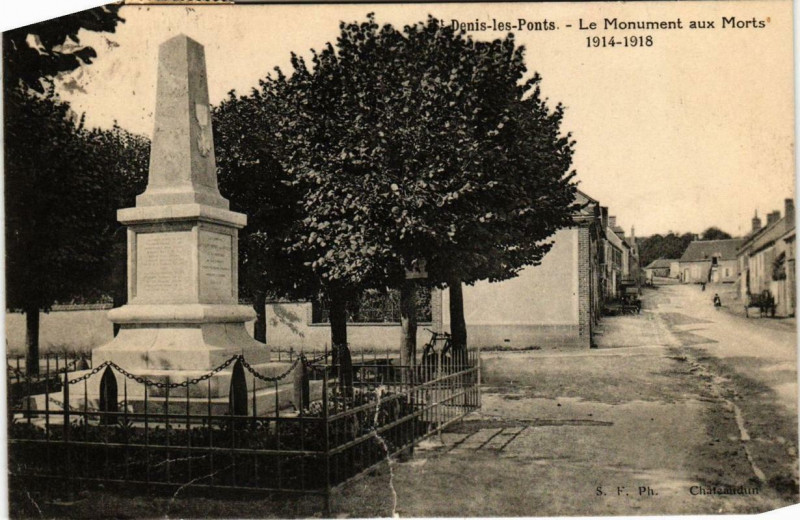 Carte postale ancienne Saint-Denis les Ponts - Le Monument aux Morts 1914-1918
