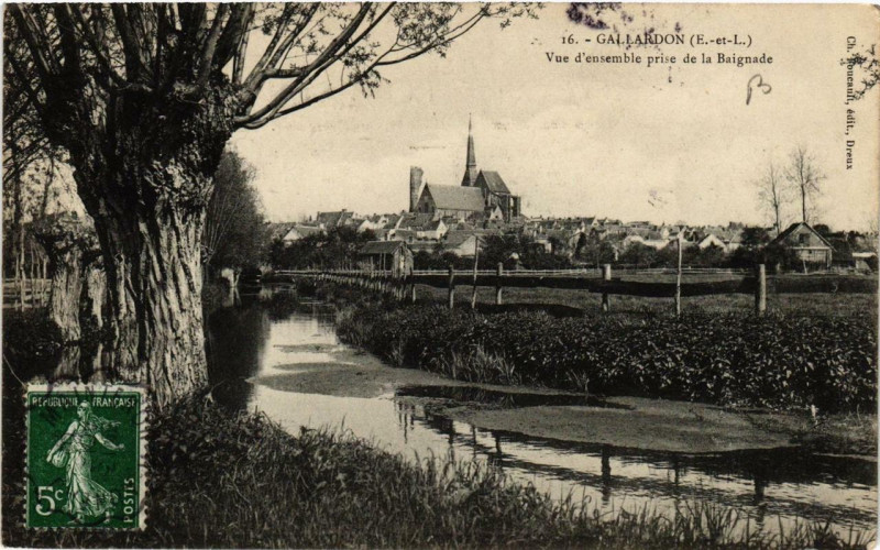 Carte postale ancienne Gallardon - Vue d'ensemble prise de la Baignade à Gallardon