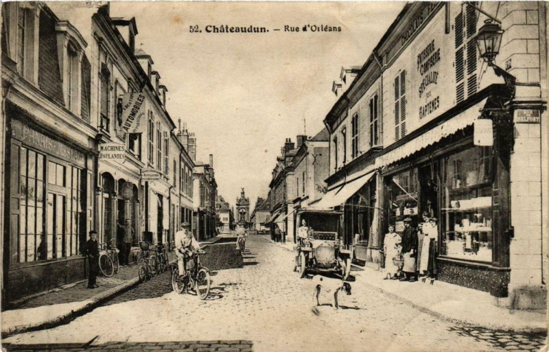 Carte postale ancienne Chateaudun - Rue d'Orléans à Châteaudun