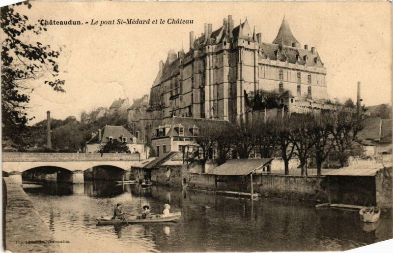 Carte postale ancienne Chateaudun - Le pont Saint-Médard et le Chateau à Châteaudun