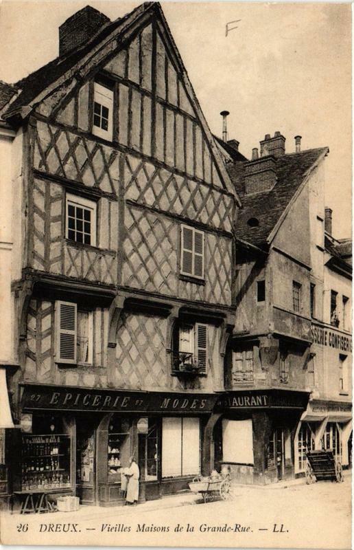 Carte postale ancienne Dreux - Vieilles Maisons de la Grand Rue à Dreux