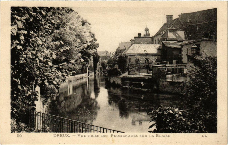 Carte postale ancienne Dreux - Vue prise des promenades sur la Blaise à Dreux