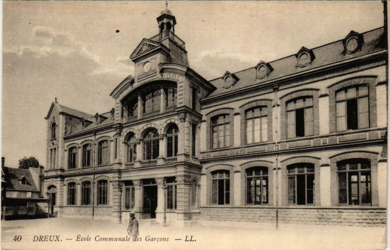Carte postale ancienne Dreux - Ecole communale de garcons à Dreux