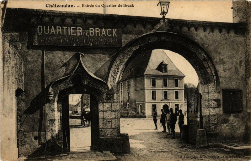 Carte postale ancienne Chateaudun - Entrée du Quartier de Brack à Châteaudun