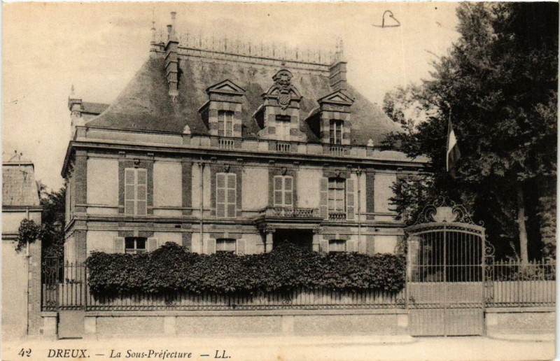 Carte postale ancienne Dreux - La Sous Préfecture à Dreux