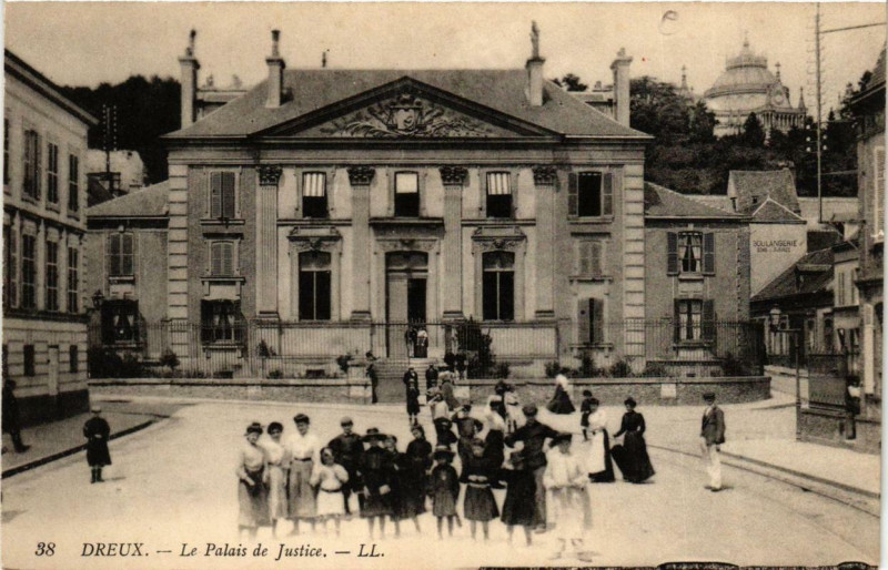 Carte postale ancienne Dreux - Le Palais de Justice à Dreux