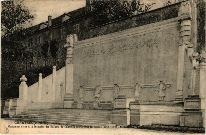 Carte postale ancienne Chartres - Monument élevé a la Mémoire des Enfants de Chartres à Chartres