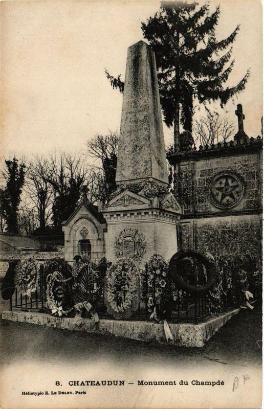 Carte postale ancienne Chateaudun - Monument du Champdé à Châteaudun