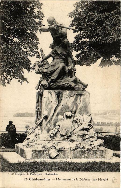 Carte postale ancienne Chateaudun - Monument de la Défense à Châteaudun