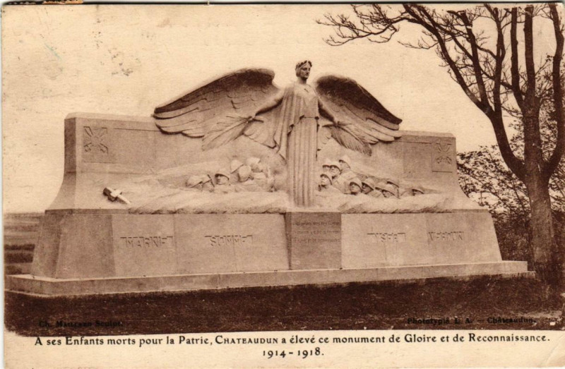 Carte postale ancienne Chateaudun - Monument Gloire et de Reconnaissance à Châteaudun