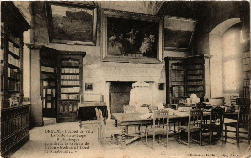 Carte postale ancienne Dreux - Hotel de Ville La Salle Bibliothéque au milieu à Dreux