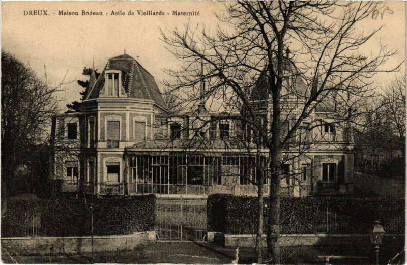Carte postale ancienne Dreux - Maison Bodeau Asile de Vieillards Maternité à Dreux