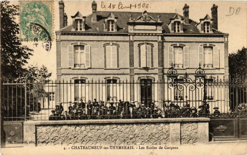 Carte postale ancienne Chateauneuf en Thymerais - Les Ecoles de Garcons à Châteauneuf-en-Thymerais
