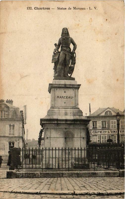 Carte postale ancienne Chartres - Statue de Marceau à Chartres