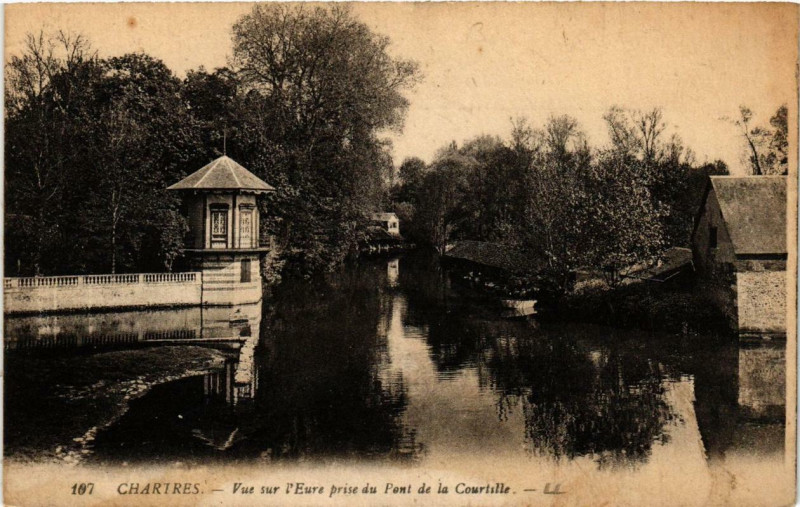 Carte postale ancienne Chartres - Vue sur l'Eure prise du Pont de la Courtille à Chartres
