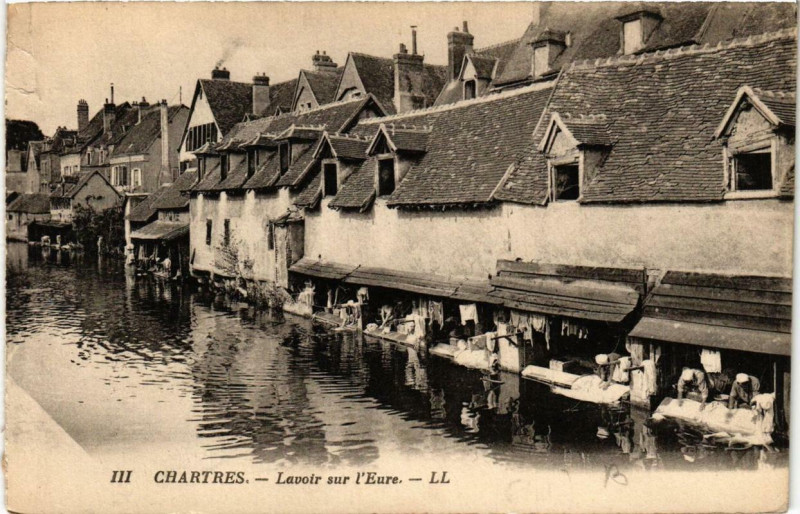 Carte postale ancienne Chartres - Lavoir sur l'Eure à Chartres