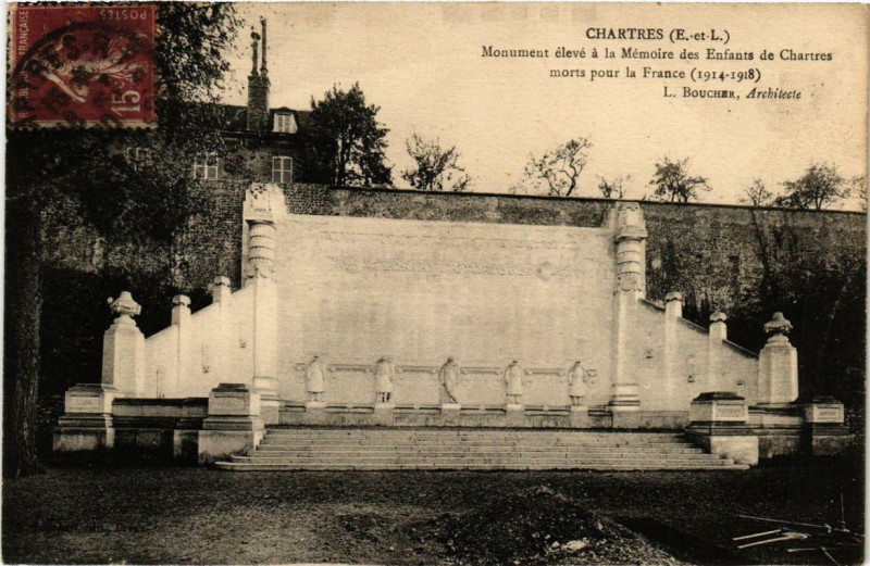 Carte postale ancienne Chartres - Monument élevé a la Mémoire des Enfants de Chartres à Chartres