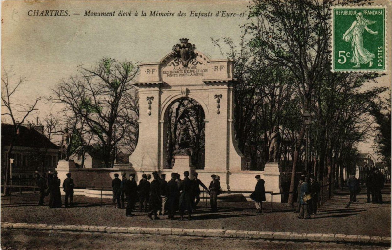 Carte postale ancienne Chartres - Monument élevé a la Mémoire des Enfants d'Eure et Loir à Chartres