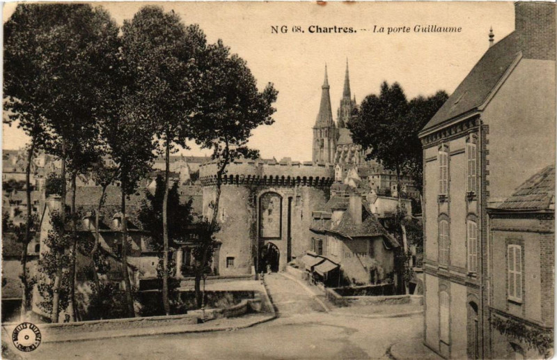 Carte postale ancienne Chartres - La Porte Guillaume à Chartres
