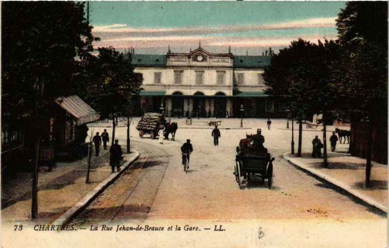 Carte postale ancienne Chartres - La Rue Jehan de Beauce et la Gare à Chartres