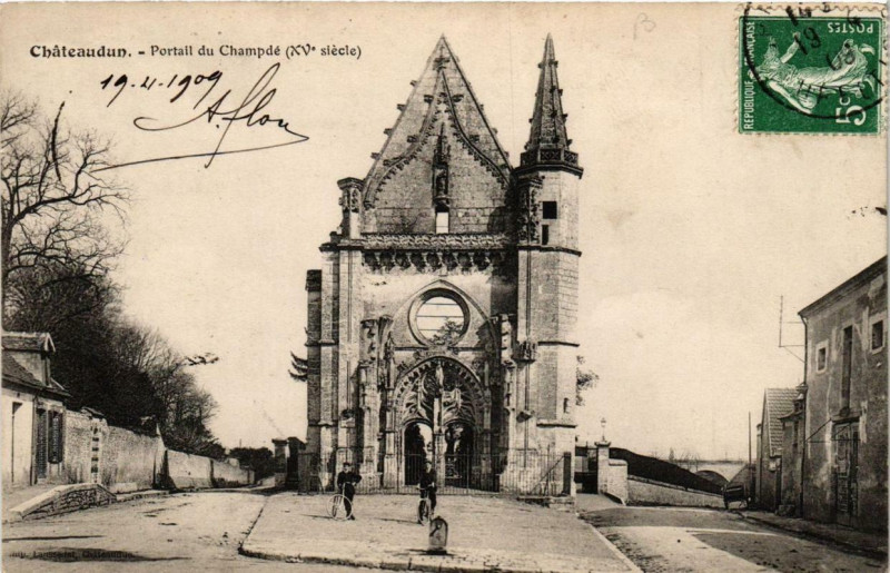 Carte postale ancienne Chateaudun - Portail du Champdé à Châteaudun