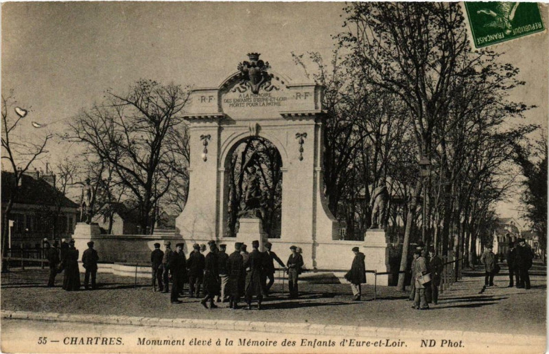 Carte postale ancienne Chartres - Monument élevé a la Mémorie des Enfants d'Eure et Loir à Chartres