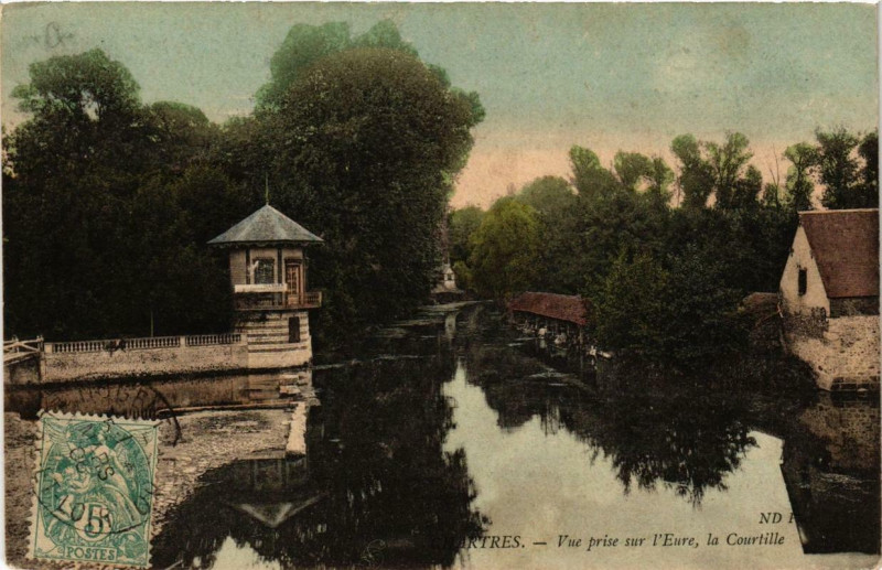 Carte postale ancienne Chartres - Vue prise sur l'Eure la Courtille à Chartres