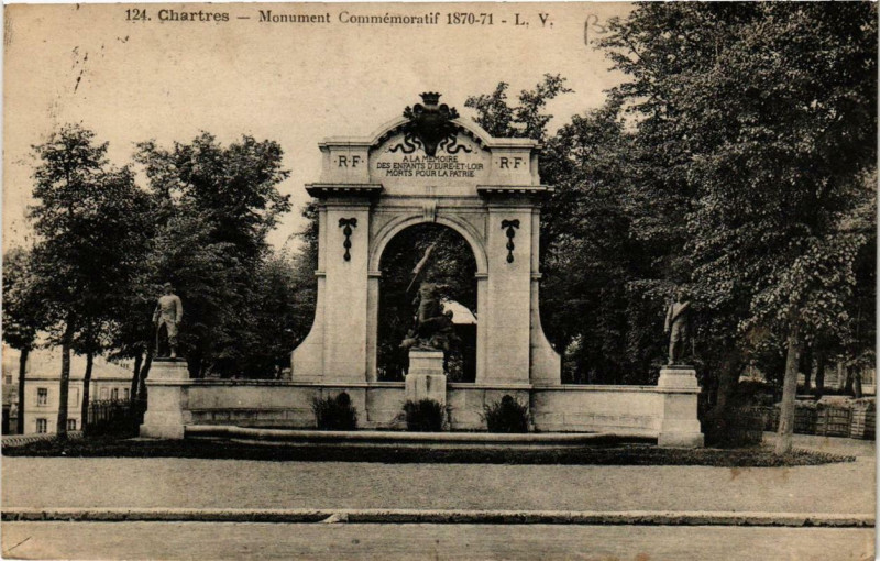 Carte postale ancienne Chartres - Monument Commémoratif 1870-71 à Chartres