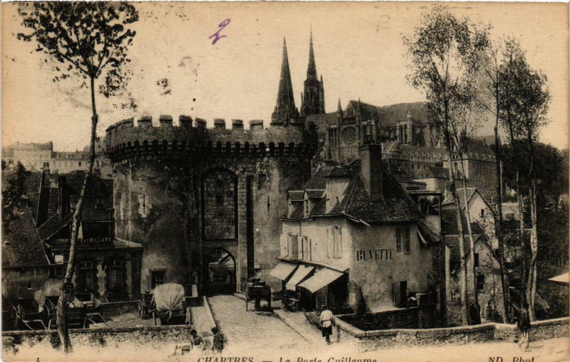 Carte postale ancienne Chartres - La Porte Guillaume à Chartres