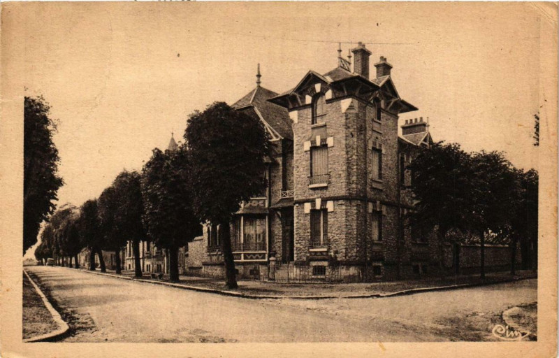 Carte postale ancienne Chateaudun - Avenue Florent d'Illiers à Châteaudun