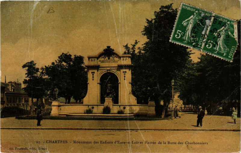 Carte postale ancienne Chartres - Monument des Enfants d'Eure et Loir Entrée de la Butte à Chartres