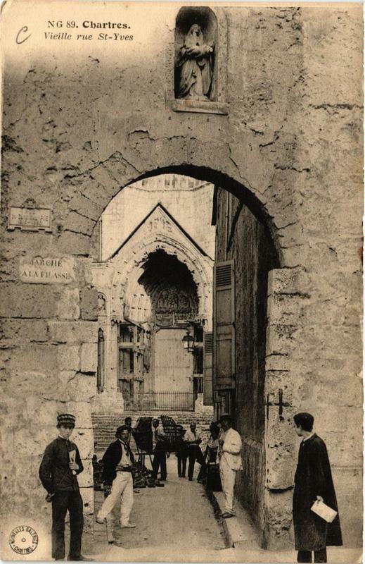 Carte postale ancienne Chartres - Vieille rue Saint-Yves à Chartres