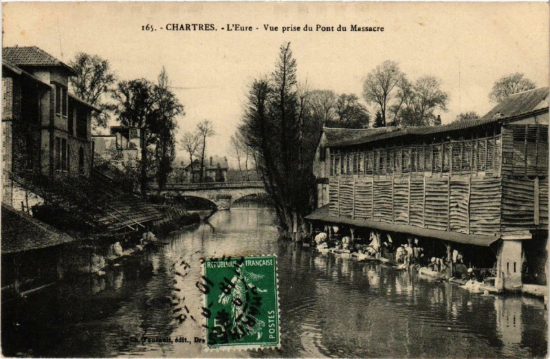 Carte postale ancienne Chartres - L'Eure vue prise du Pont du Massacre à Chartres