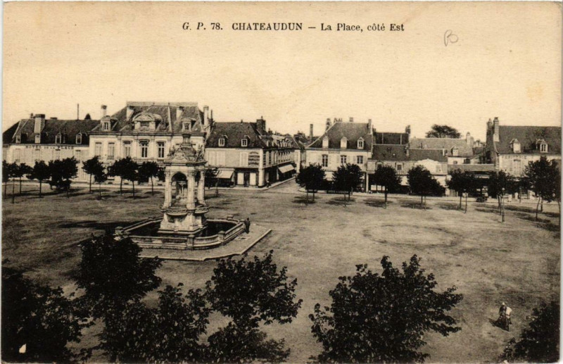 Carte postale ancienne Chateaudun - La Place cote Est à Châteaudun
