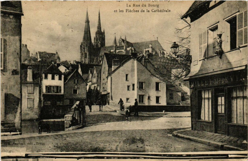 Carte postale ancienne Chartres - La Rue du Bourg et les Fleches de la Cathédrale à Chartres