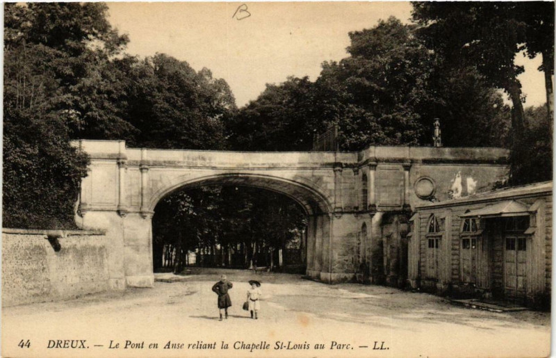 Carte postale ancienne Dreux - Le Pont en Anse reliant la Chapelle Saint-Louis au Parc à Dreux